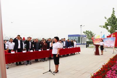 3.悟思想——中國二十二冶集團(tuán)雄安公司黨委書記、紀(jì)委書記、代理工會(huì)主席胡明琦帶領(lǐng)全體黨員重溫入黨誓詞